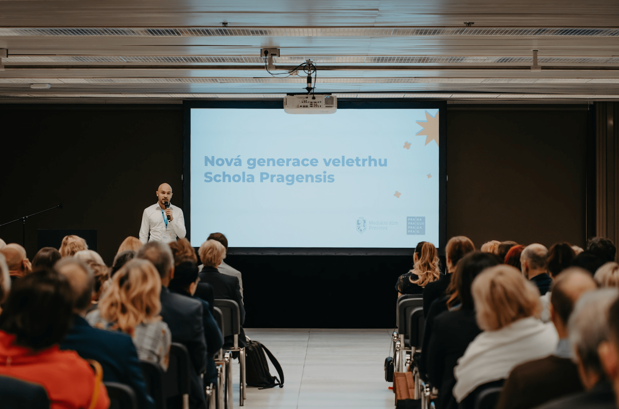 Ředitel agentury Jakub Jarolímek na tiskové konferenci Schola Pragensis